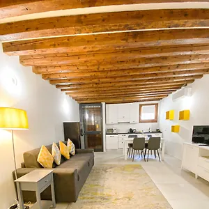 Isa Lovely In Apartamento Venecia